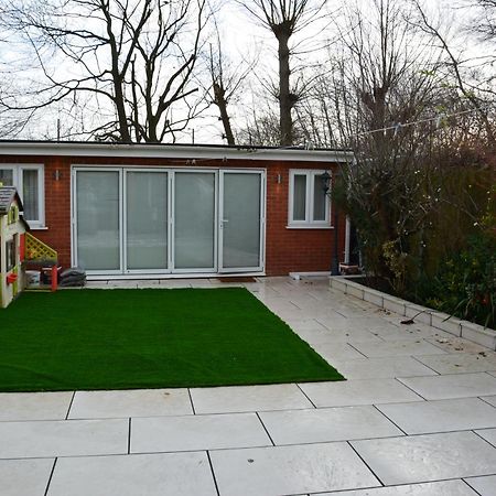 Cozy, Modern, Spacious 4 Bedroom House In London Romford Exterior foto