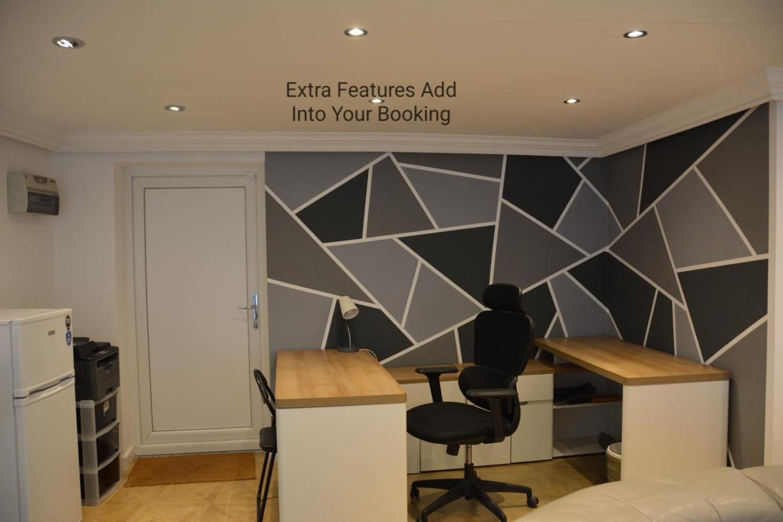 Cozy, Modern, Spacious 4 Bedroom House In London Romford Exterior foto